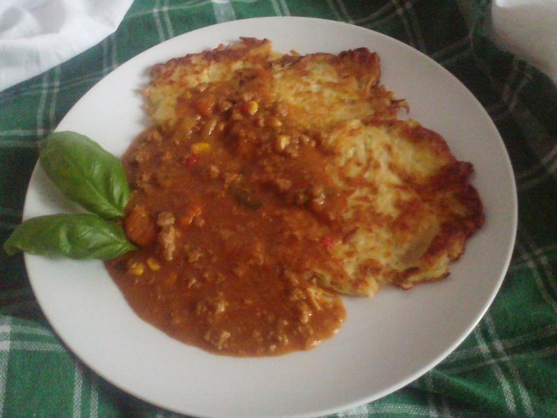 Placki ziemniaczane w sosie mięsnym Placki ziemniaczane w sosie mięsnym