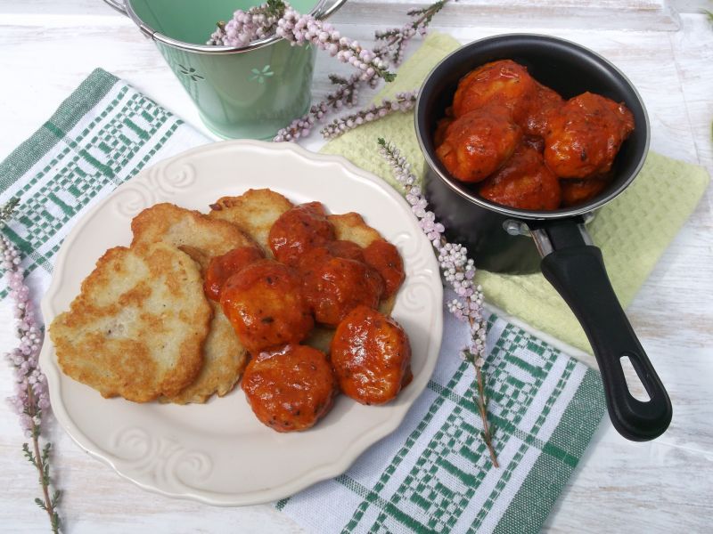 Placki ziemniaczane z aromatycznymi klopsikami Placki ziemniaczane z aromatycznymi klopsikami