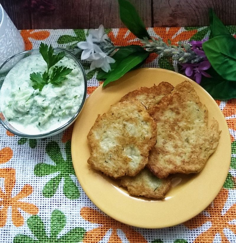 Placki ziemniaczane z cukinią i sosem