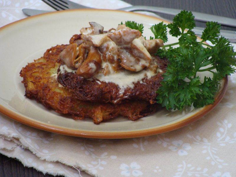 Placki ziemniaczane z cukinią i sosem kurkowym