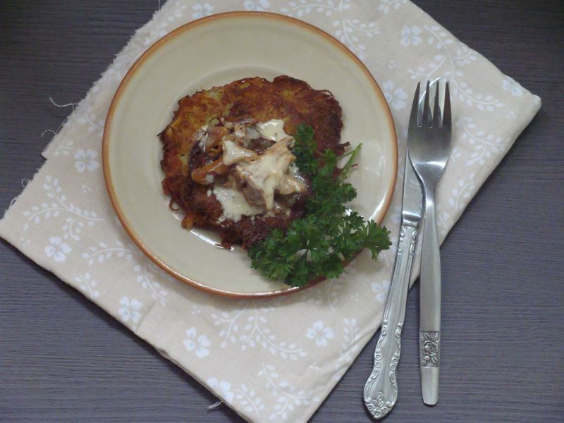 Placki ziemniaczane z cukinią i sosem kurkowym