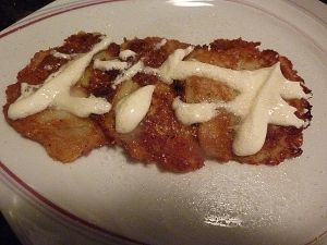 Placki ziemniaczane z cukrem i śmietaną