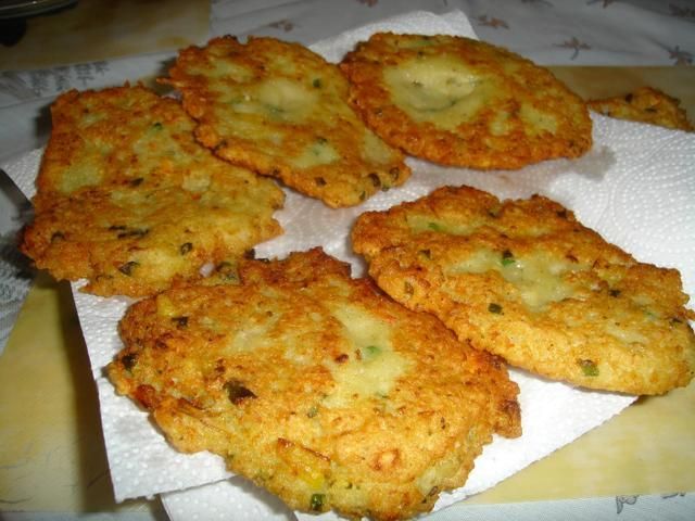 Placki ziemniaczane z dodatkami.