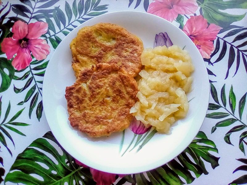 Placki ziemniaczane z gotowanym musem jabłkowym