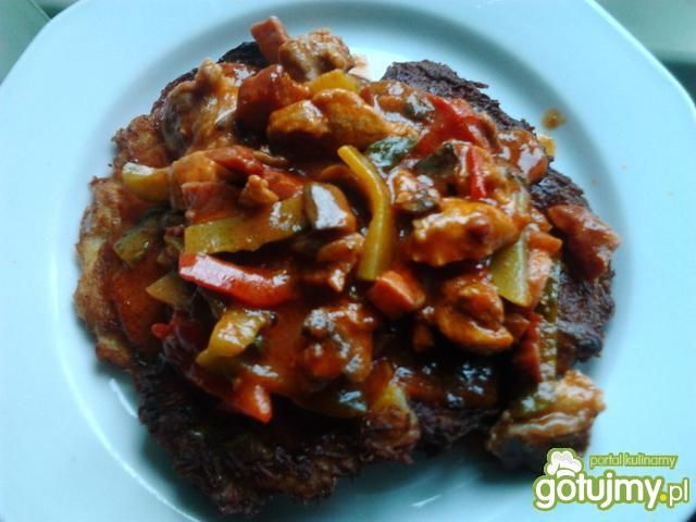 Placki ziemniaczane z gulaszem