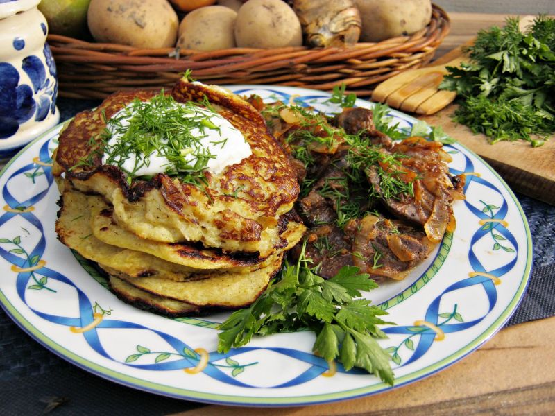 Placki ziemniaczane z jabłkiem i wątróbką