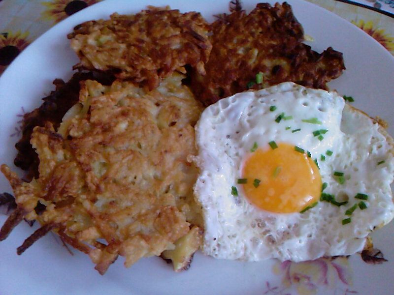 Placki ziemniaczane z jajkiem sadzonym Placki ziemniaczane z jajkiem sadzonym