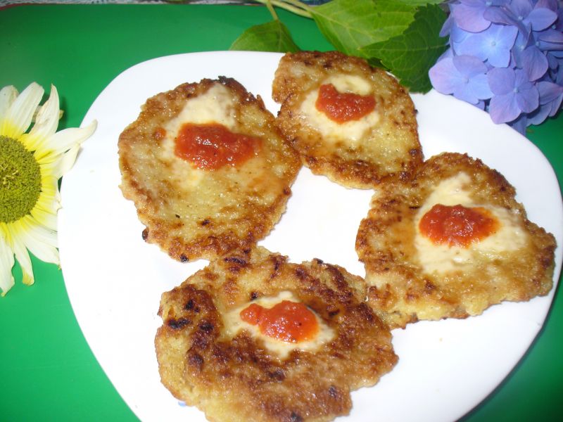 Placki ziemniaczane z ketchupem i serem żółtym