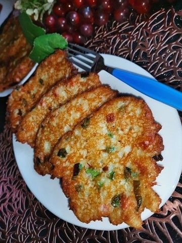 Placki ziemniaczane z kiełbasą żywiecką.