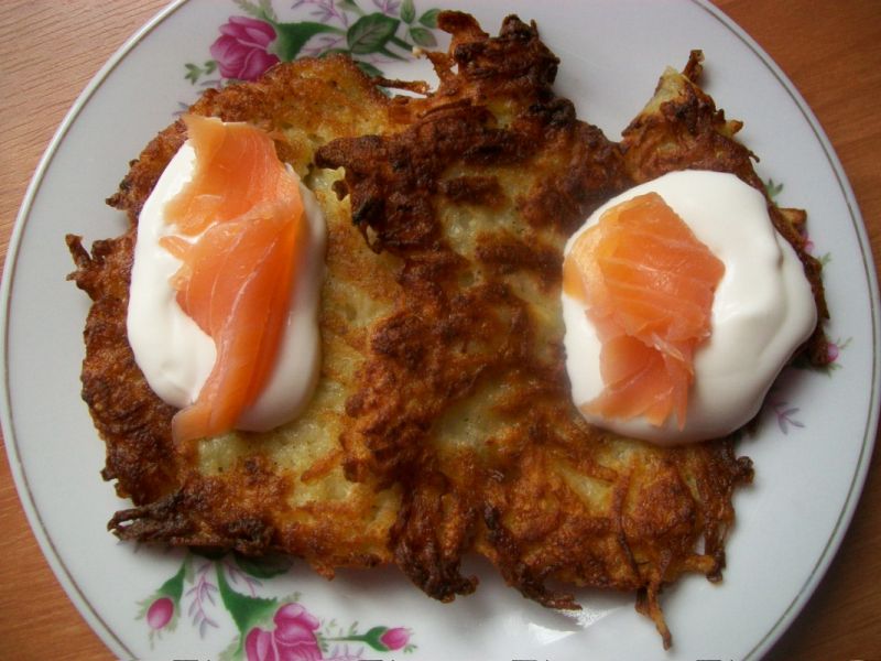 Placki ziemniaczane z łososiem