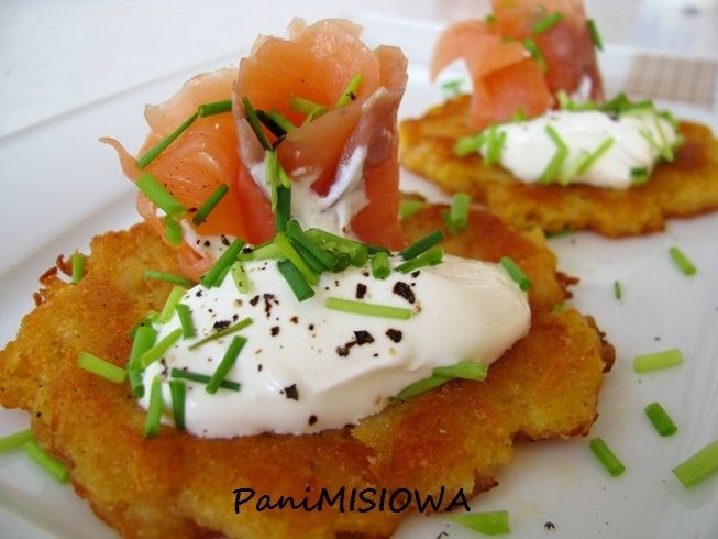 Placki ziemniaczane z łososiem i śmietaną