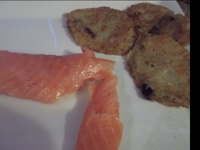 Placki ziemniaczane z marchwią i łososiem