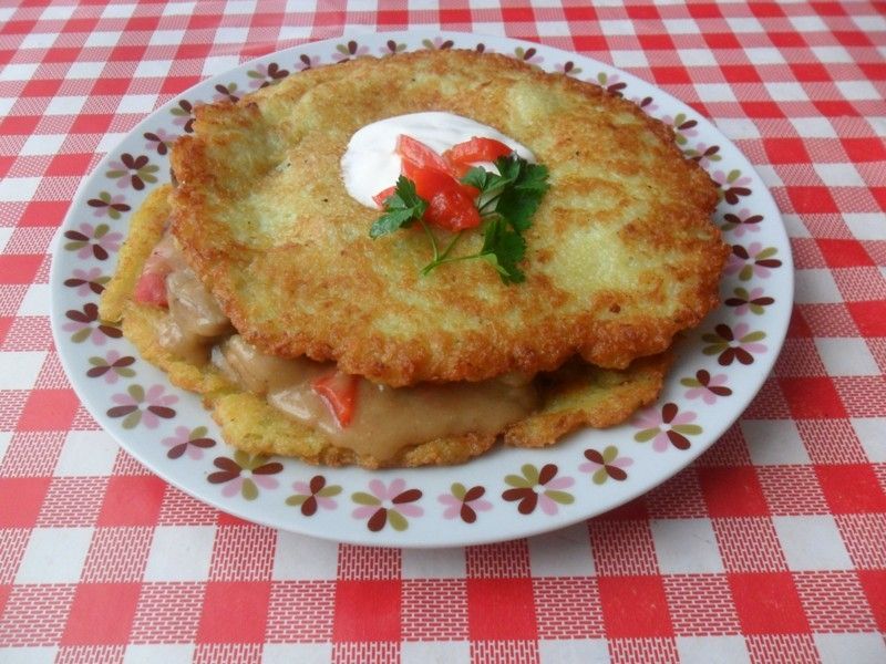 Placki ziemniaczane z mięsem z kurczaka w sosie