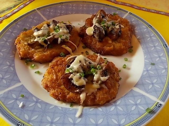 Placki ziemniaczane z pieczarkami i serem