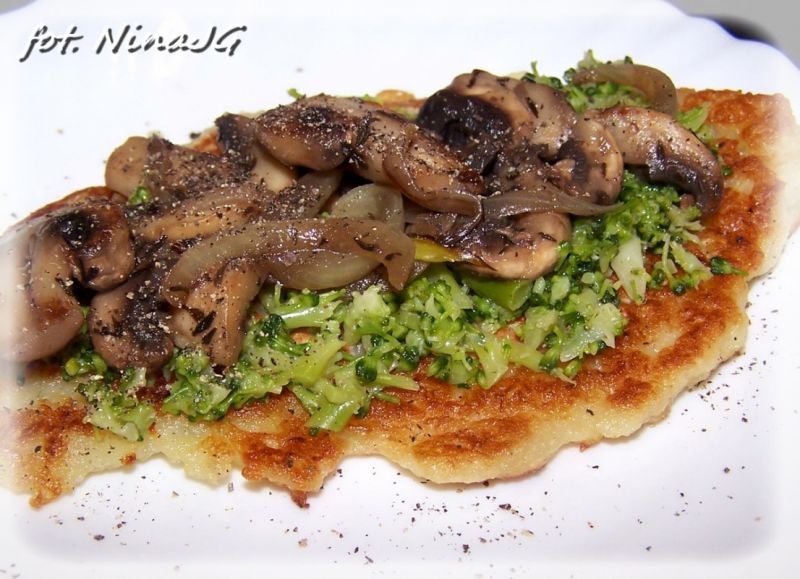 Placki ziemniaczane z pieczarkami na brokułach Placki ziemniaczane z pieczarkami na brokułach