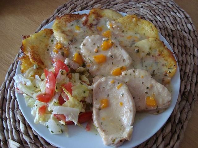 Placki ziemniaczane z polędwica w sosie