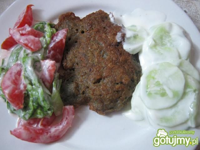 Placki ziemniaczane z sałatą i mizerią. 