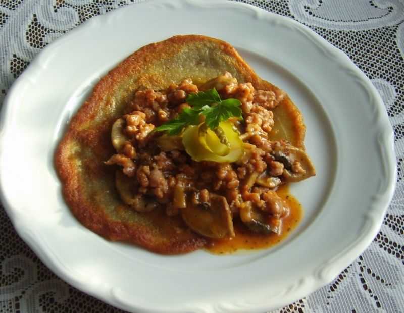 Placki ziemniaczane z sosem
