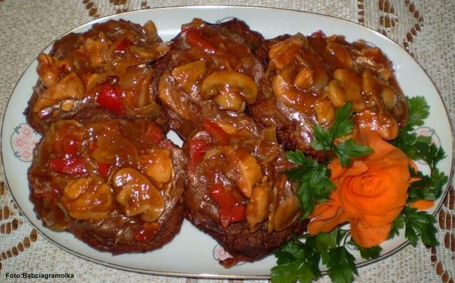 Placki ziemniaczane z sosem :