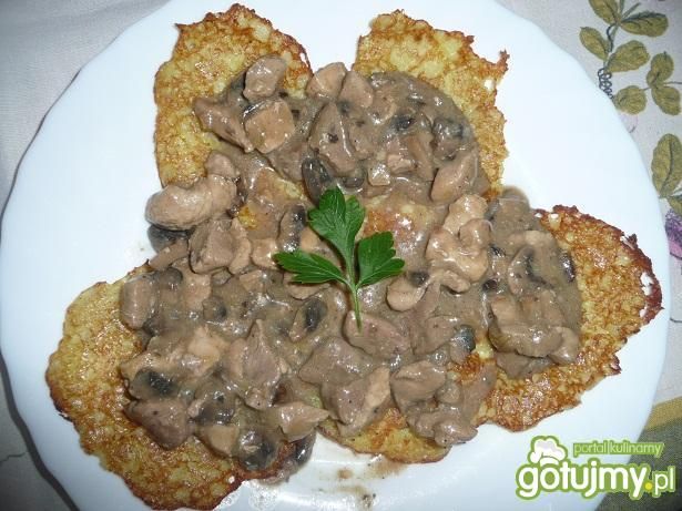 placki ziemniaczane z sosem