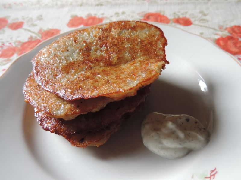 Placki ziemniaczane z sosem czosnkowo-koperkowym Placki ziemniaczane z sosem czosnkowo-koperkowym