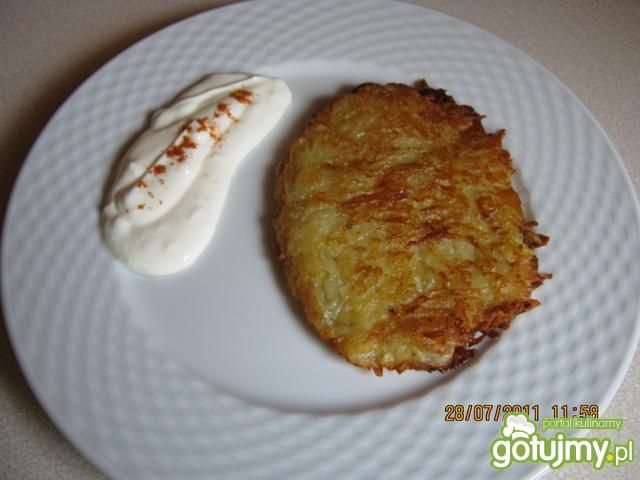 Placki ziemniaczane z sosem czosnkowym.