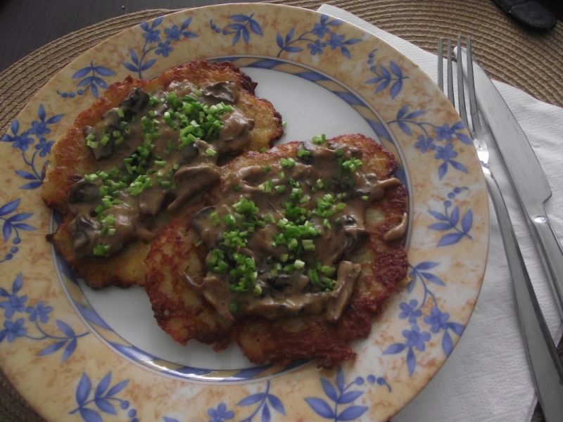 Placki ziemniaczane z sosem grzybowym 