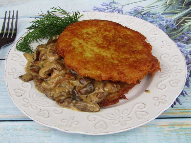 Placki ziemniaczane z sosem grzybowym Placki ziemniaczane z sosem grzybowym