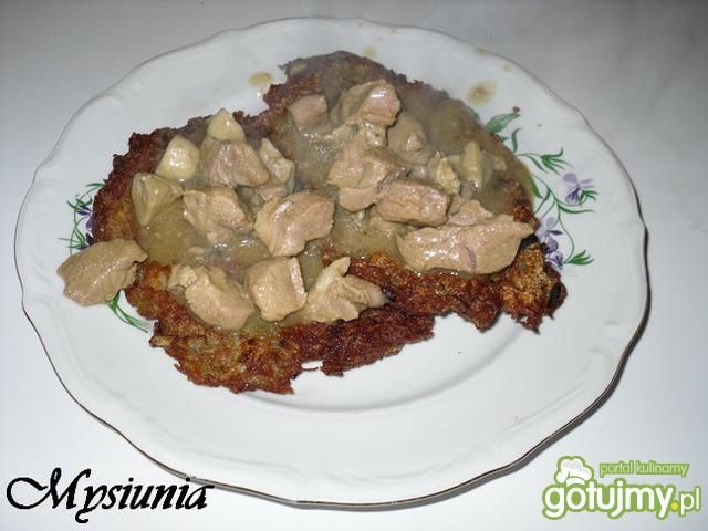 Placki ziemniaczane z sosem gulaszowym