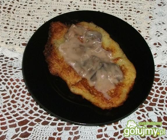 Placki ziemniaczane z sosem pieczarkowym