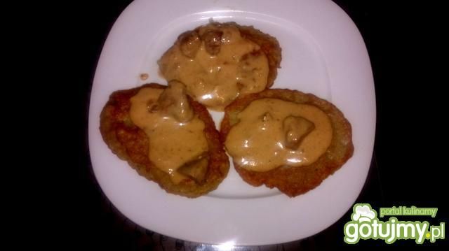 Placki ziemniaczane z sosem pieczarkowym