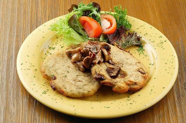 Placki ziemniaczane z sosem pieczarkowym