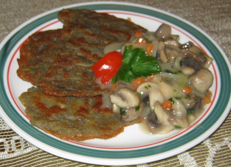 Placki ziemniaczane z sosem pieczarkowym