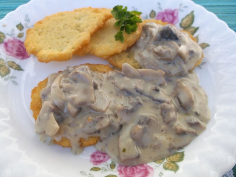 Placki ziemniaczane z sosem pieczarkowym