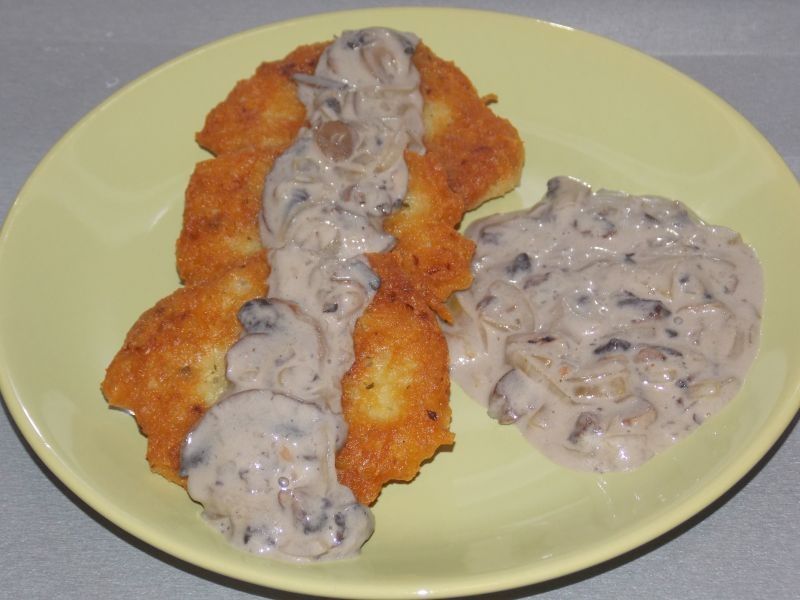 Placki ziemniaczane z sosem pieczarkowym Placki ziemniaczane z sosem pieczarkowym