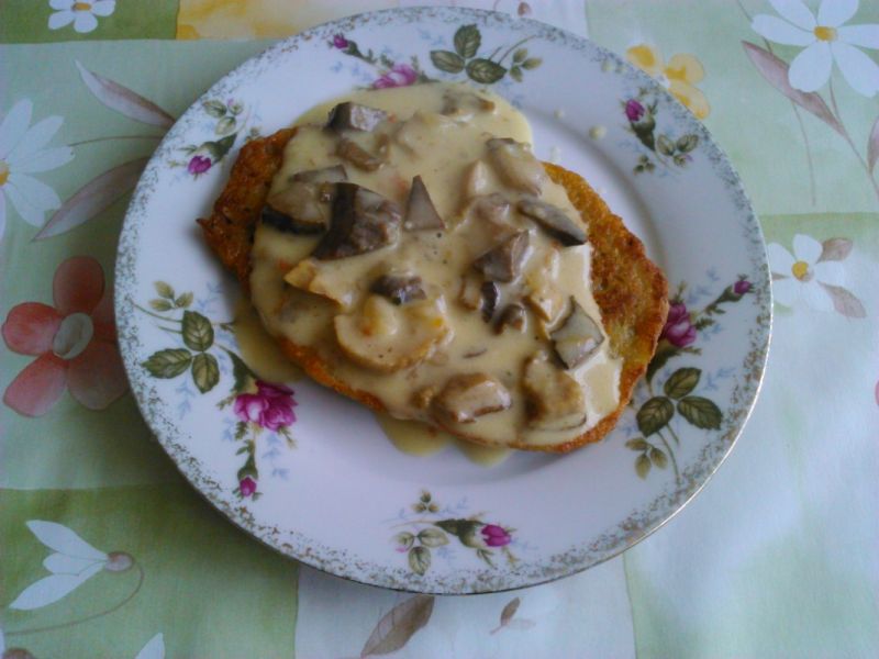 Placki ziemniaczane z sosem pieczarkowym Placki ziemniaczane z sosem pieczarkowym