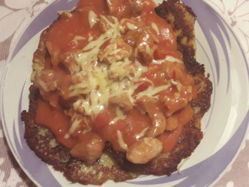 Placki ziemniaczane z sosem pmidorowo - drobiowym