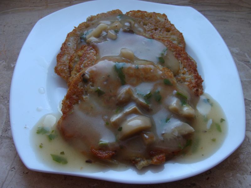 Placki ziemniaczane z sosem z boczniaków