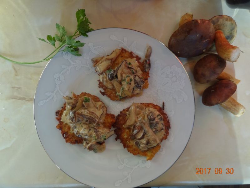 Placki ziemniaczane z sosem z grzybów leśnych