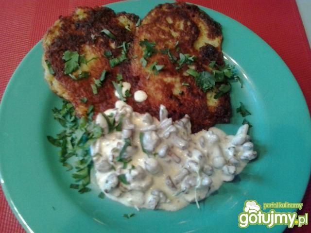 Placki ziemniaczane z sosem z kurek Placki ziemniaczane z sosem z kurek