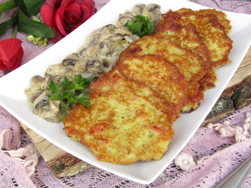 Placki ziemniaczane z szynką i sosem pieczarkowym Placki ziemniaczane z szynką i sosem pieczarkowym
