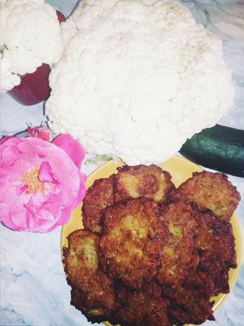 Placki ziemniaczane z tartą cukinią i kalafiorem. Placki ziemniaczane z tartą cukinią i kalafiorem.