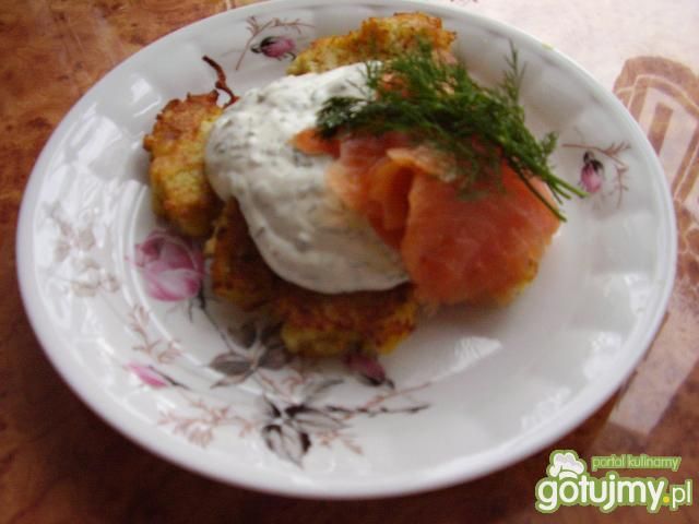 Placki ziemniaczane z wędzonym łososiem