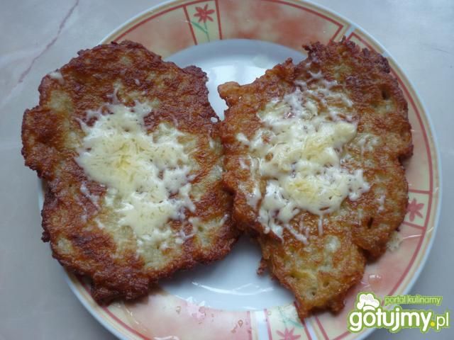 Placki ziemniaczane z żółtym serem.