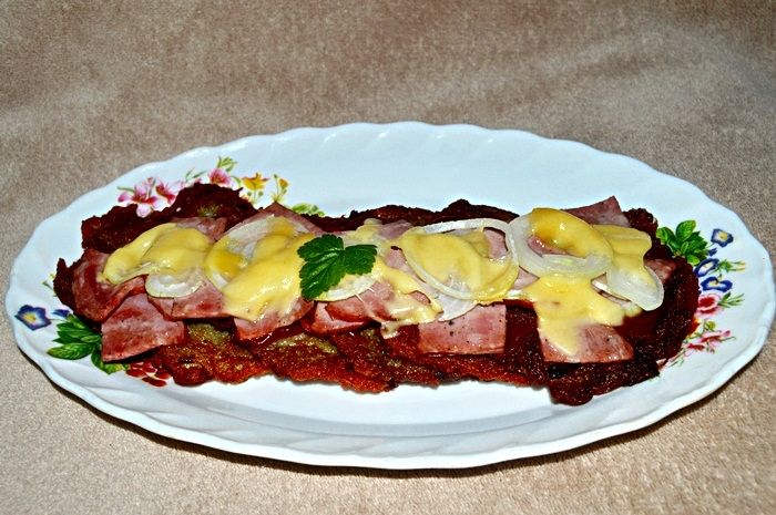 Placki ziemniaczane zapiekane z kiełbasą i cebulą 