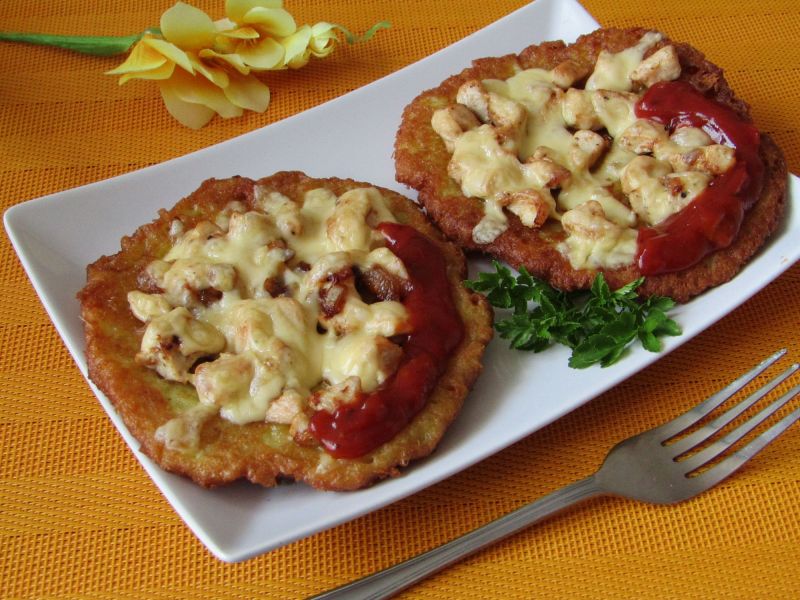 Placki ziemniaczane zapiekane z kurczakiem i serem