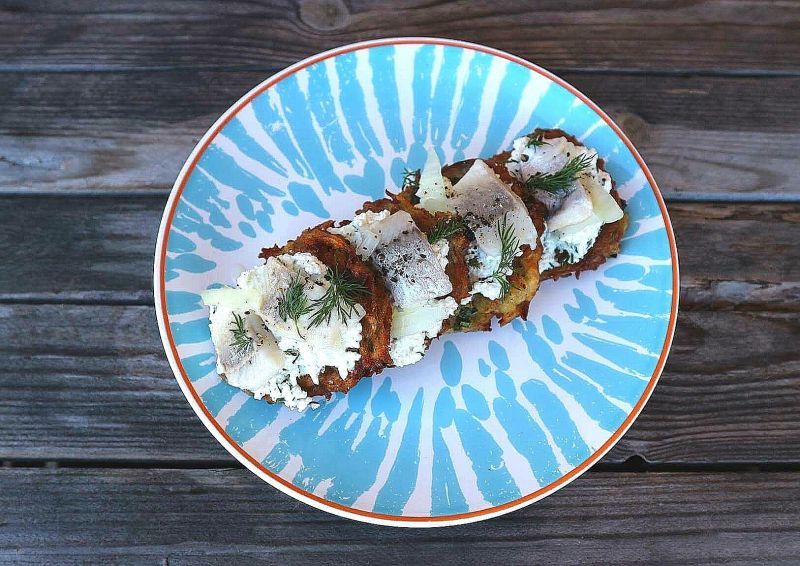 Placki ziemniaczane ze śledziem i twarożkiem