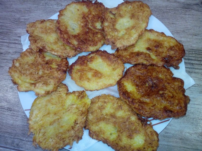 Placki ziemniaczano-cukiniowe z serem żółtym