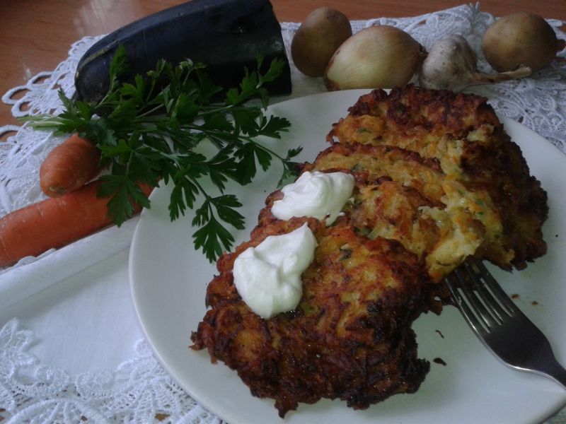 Placki ziemniaczano - cukiniowe z warzywami