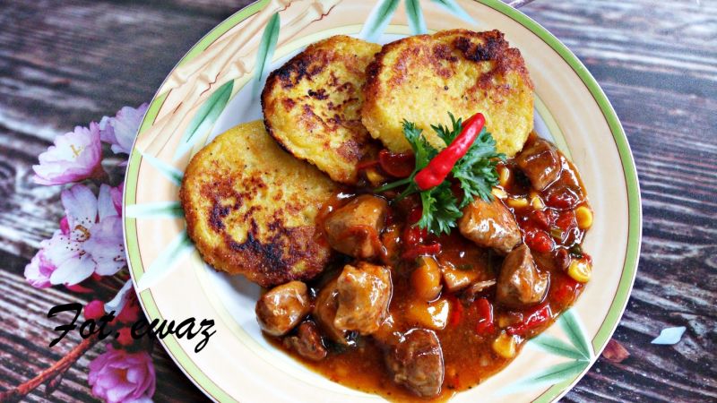 Placki ziemniaczano-dyniowe z gulaszem